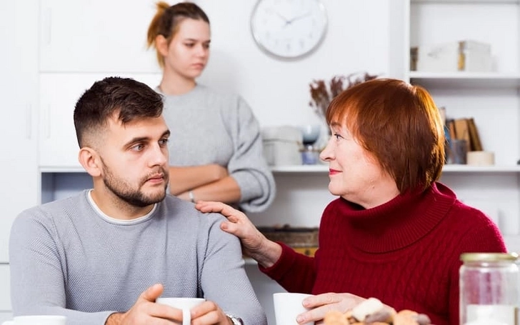 Anasından asılı, hələ 