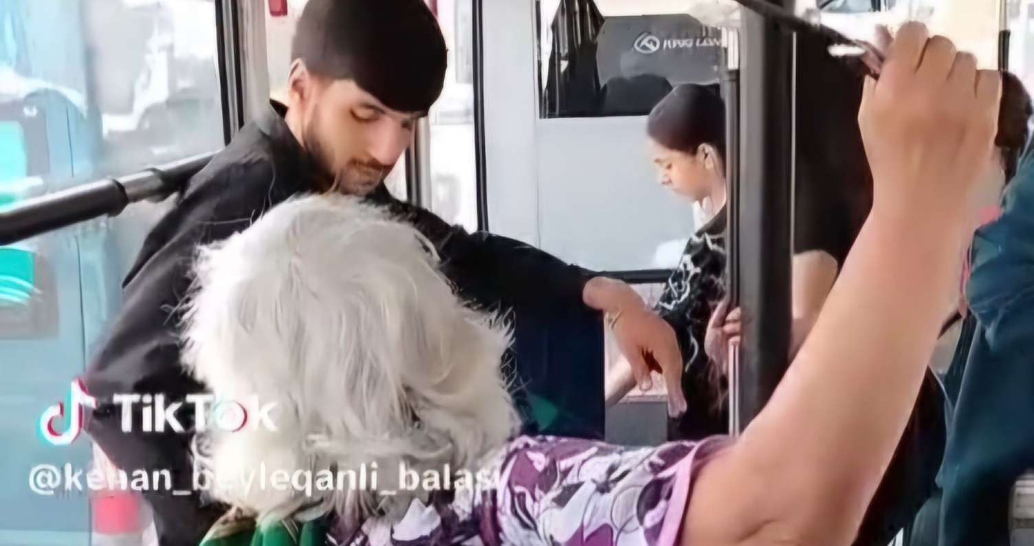 Avtobusda bıçaqla sərnişinləri hədələyən qadın saxlanıldı -  VİDEO