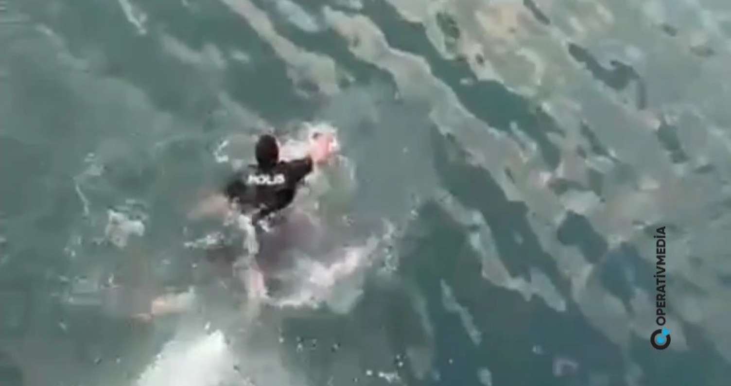 Polis özünü dənizə ataraq qadını xilas etdi -  VİDEO