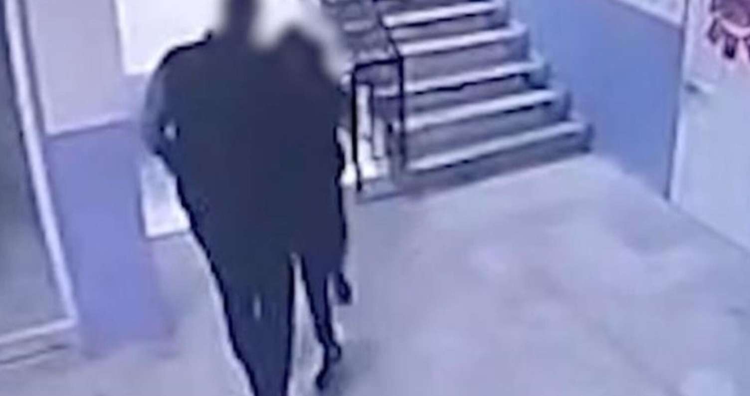 Direktor autizmli şagirdi pilləkənlərdən itələyərək yıxdı -  Dəhşətli görüntülər