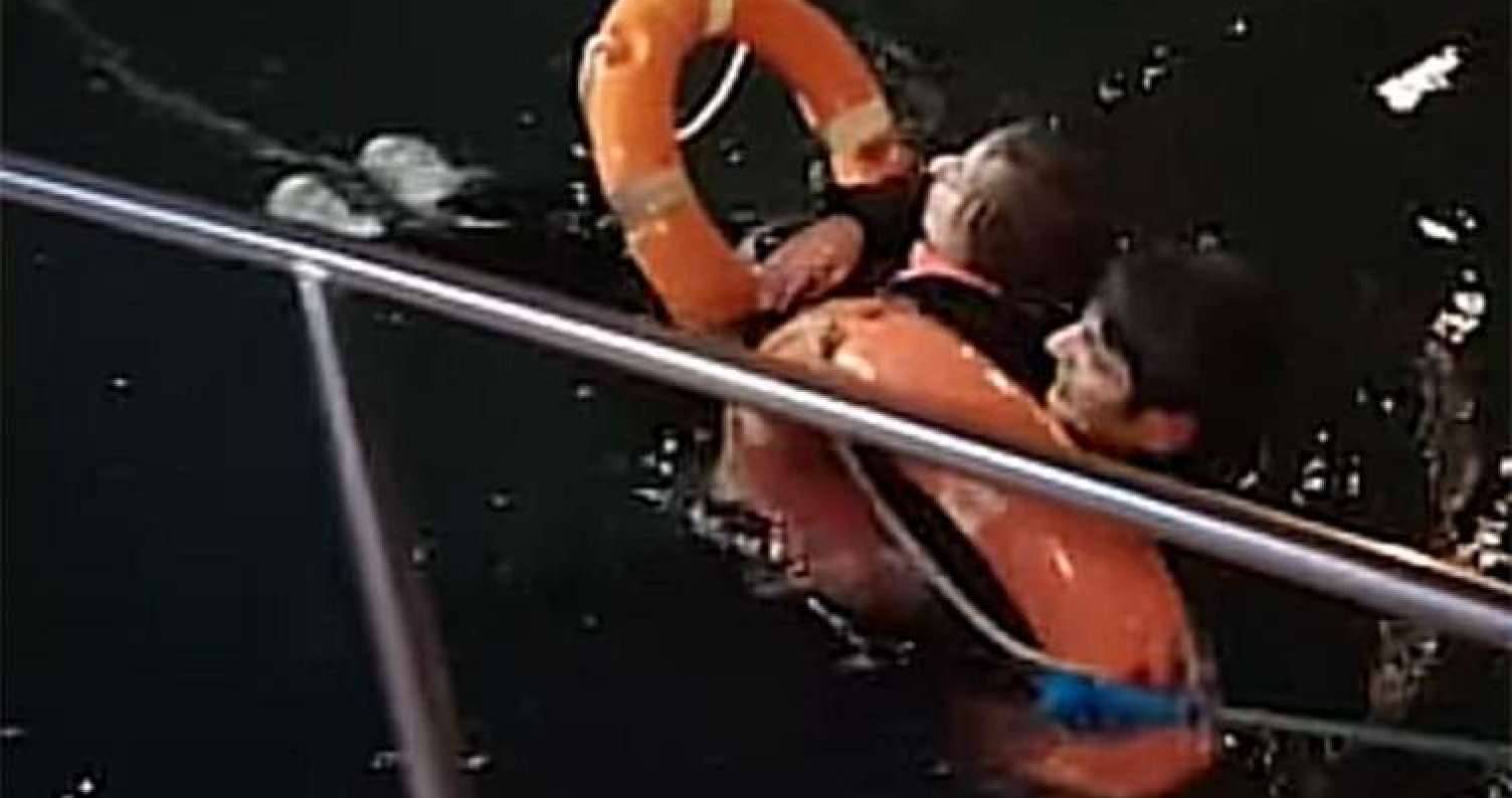 Ağ Şəhər Bulvarında dənizə düşən qız xilas edildi –  VİDEO