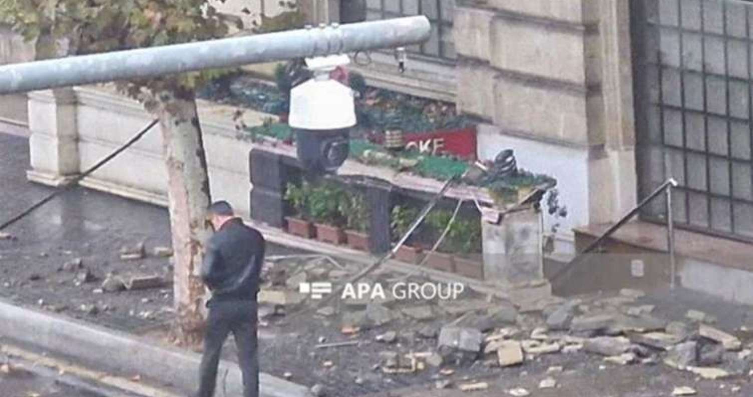 Bakının mərkəzində eyvan uçdu –  Qadın yaralandı