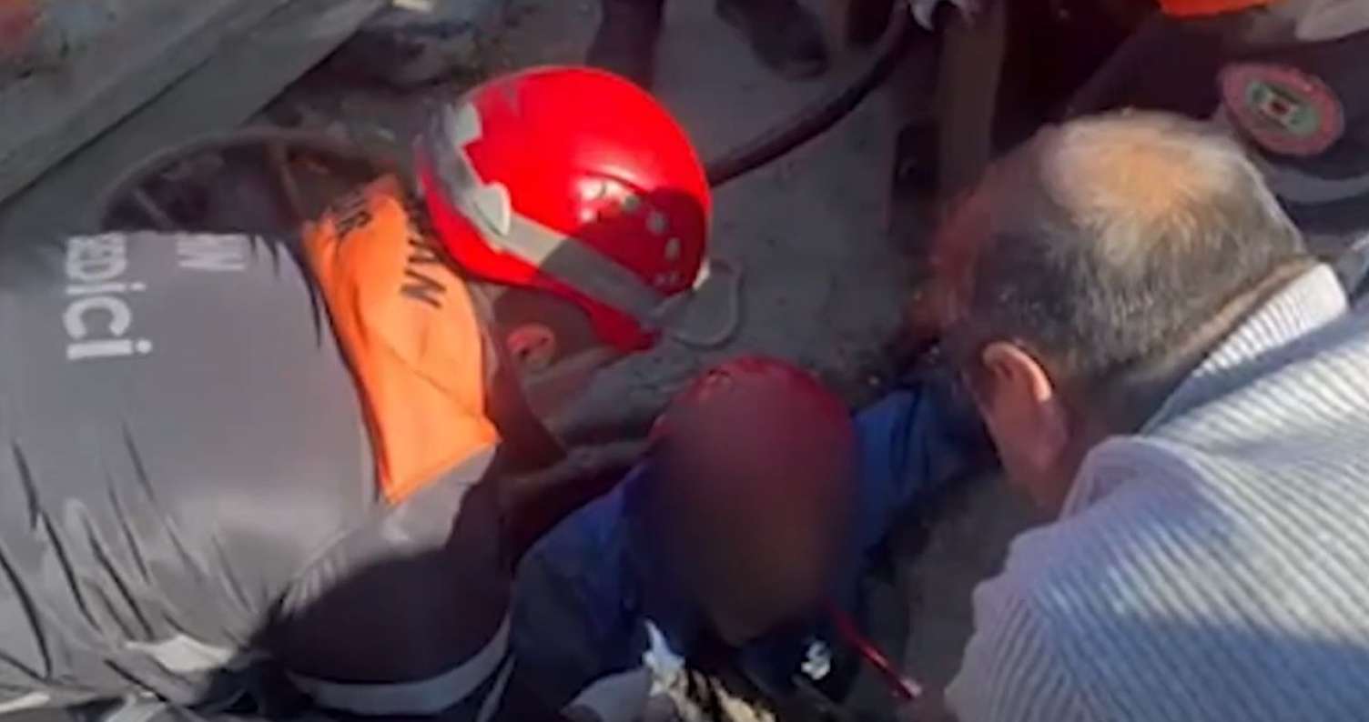Bakıda kanalizasiya quyusuna yıxılan şəxs belə çıxarıldı -  VİDEO