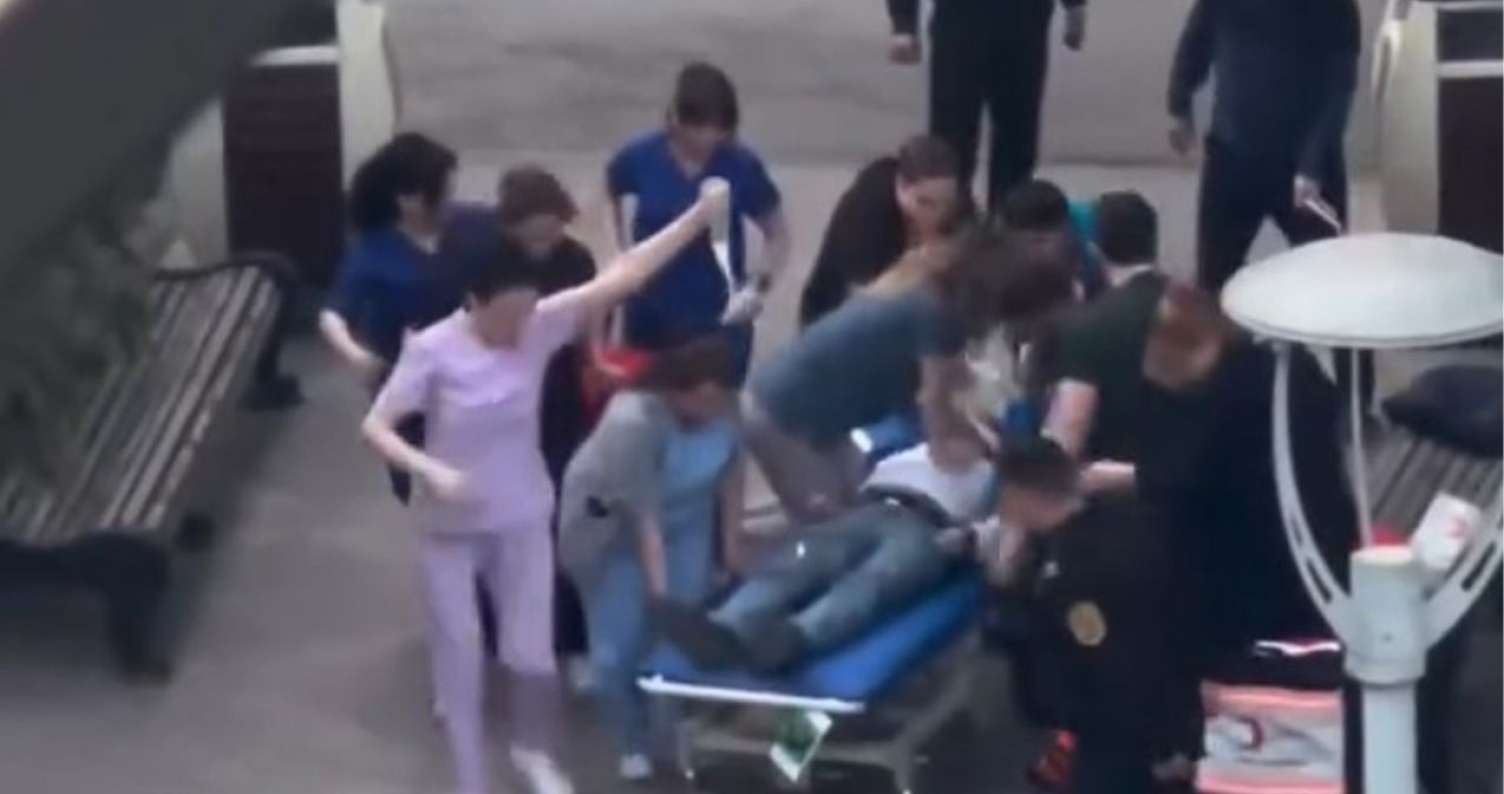 Ürəyi dayanan kişini xəstəxana həyətində həyata qaytardılar -  VİDEO