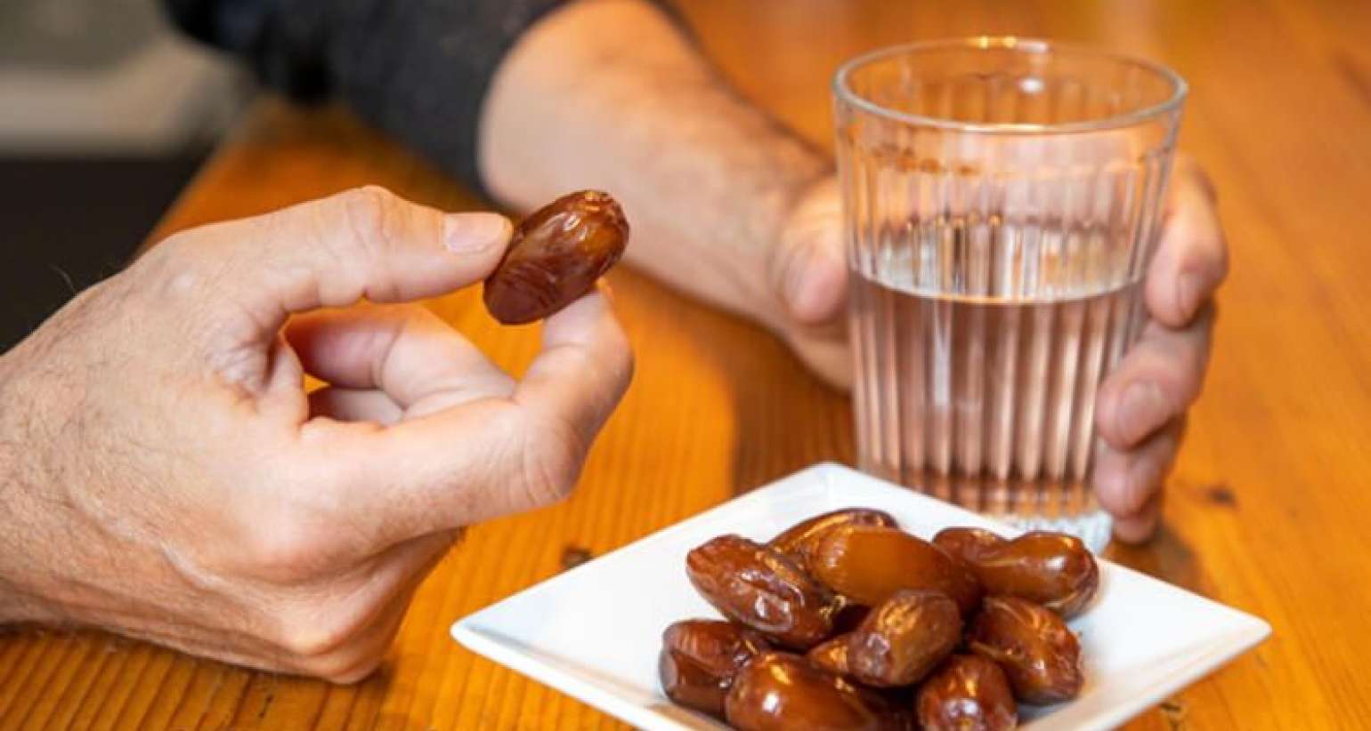 Orucu xurma, yoxsa su ilə açmaq  daha yaxşıdır?