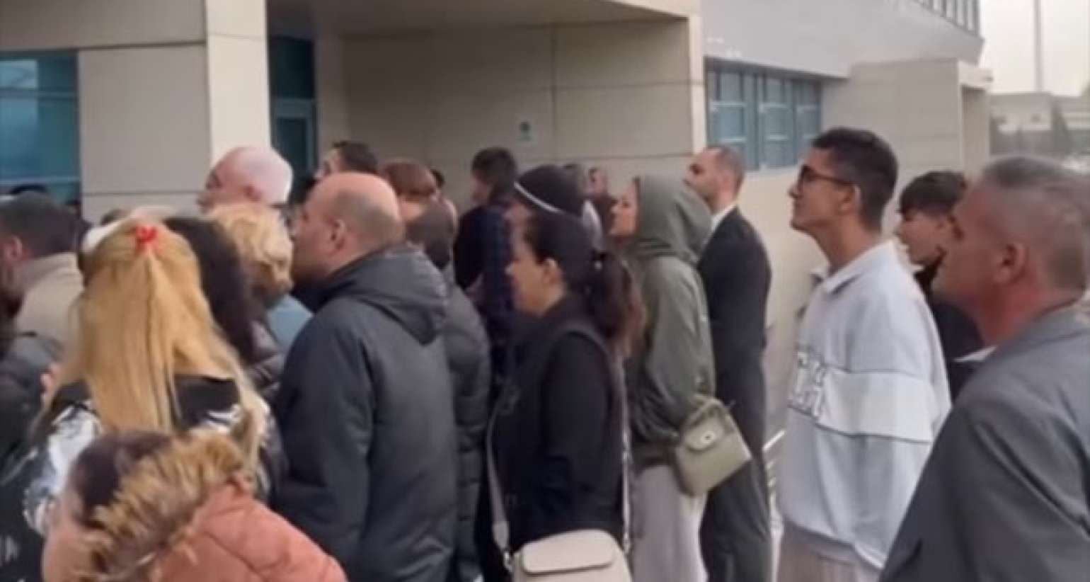 Elə bil Hindistandır... - Aparıcılar Yeni Klinikadakı növbəni tənqid etdi