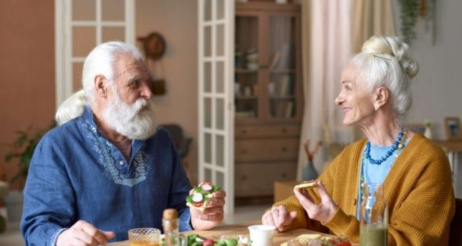 Qadınlar kişilərdən niyə daha uzun yaşayır?  – ALİMLƏR AÇIQLADI