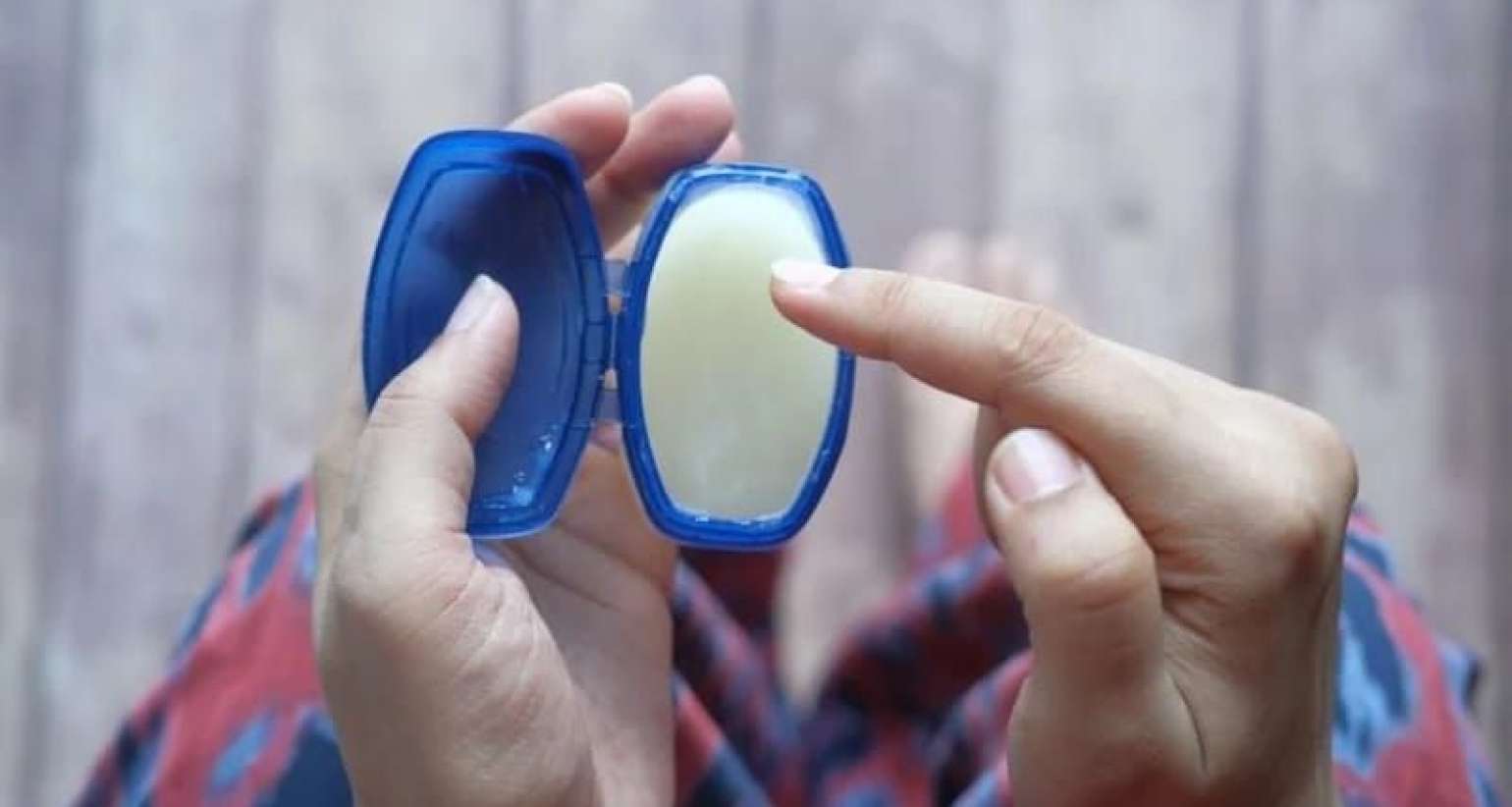 Vazelin üzü tükləndirir? -  Dəriyə təsiri