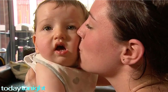 Anası öpdü -  6 aylıq uşaq iflic oldu/FOTO