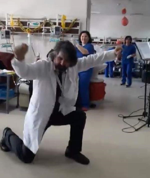 - İnternetdə ulduz oldu/ FOTO+VİDEO Həkim xəstələri üçün elə bir rəqs etdi ki...