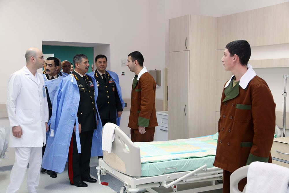 Müdafiə naziri hospitalda müalicə alan hərbçilərlə görüşüb  - FOTO