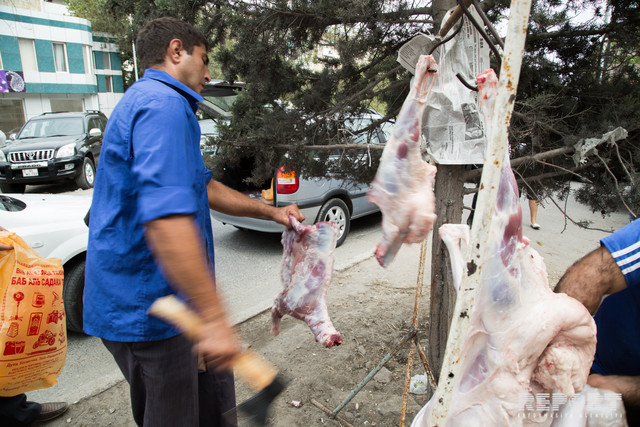 Heyvan iti bıçaqla kəsilmirsə, ətdəki faydalı ferment itir –  Küçələrdə heyvan kəsimində dəhşətli səhvlər 