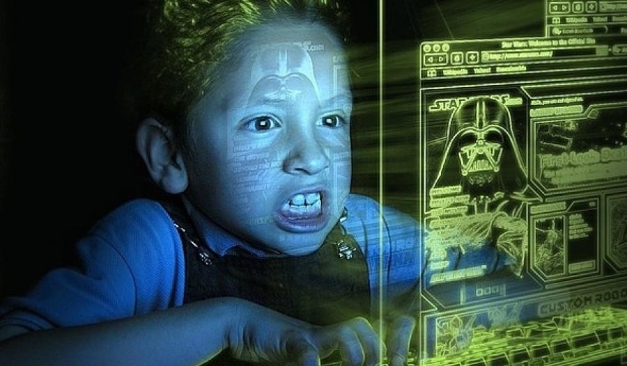 Virtual autizm yayılır –  Körpələri telefon və televizordan uzaq tutun