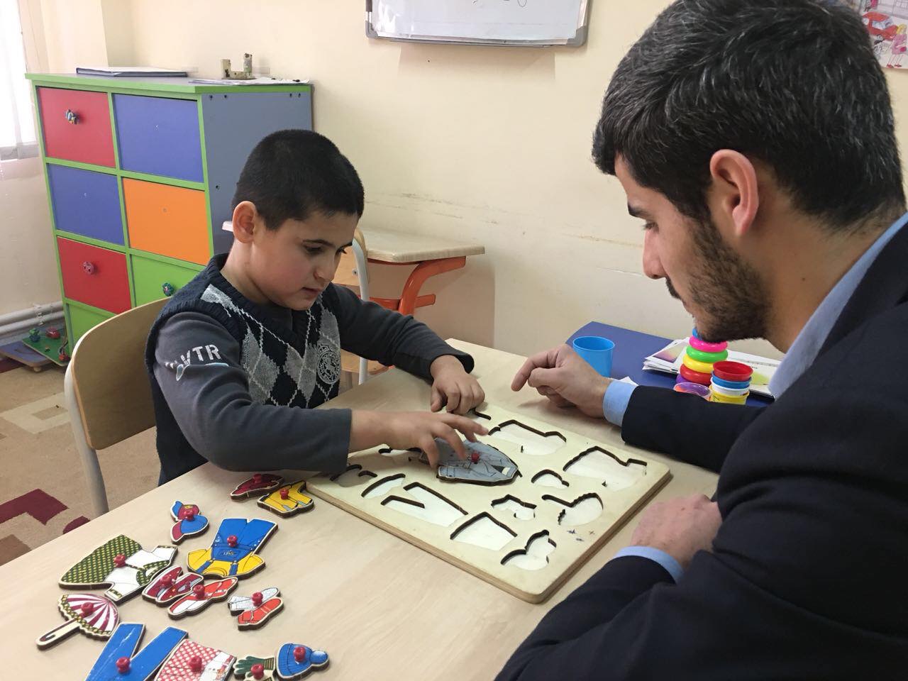 Azərbaycanda autizmli övladı olan xeyli məmur var –  Çarəsi olmayan sindromun miqyası artır