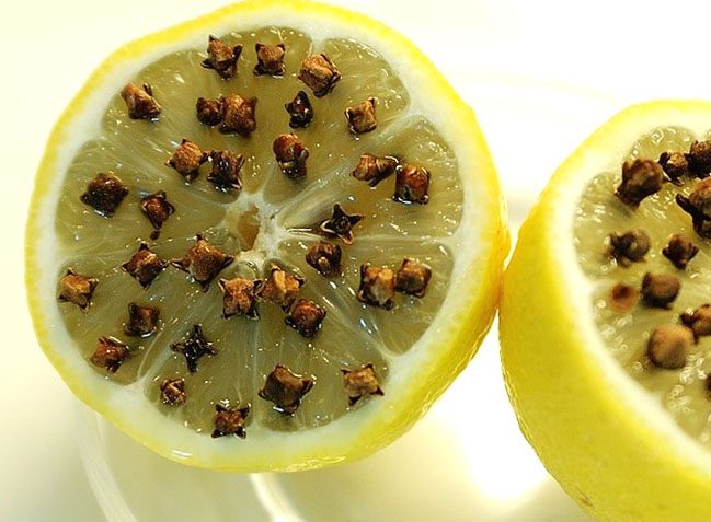 Çarpayınızın yanında mixək sancılmış limon qoyun -   İnanılmaz faydası