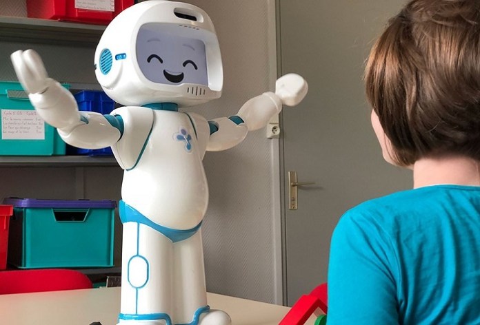 Autizmli uşaqlara kömək edən  ROBOT 