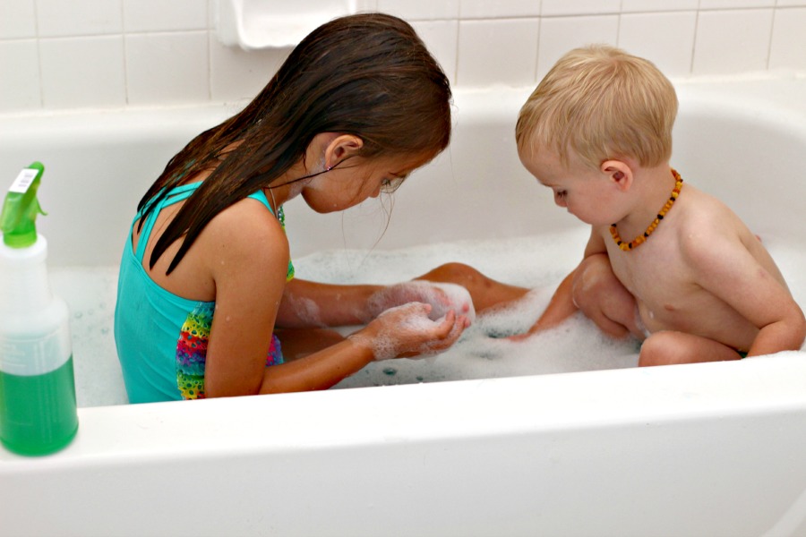 Сестра моет маленькую сестру. Сестренка в ванной. Дети моются в ванной. Голенькие малыши в ванной.
