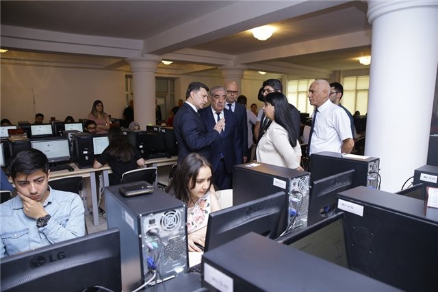 ATU rektoru imtahanların gedişini izlədi  - FOTO