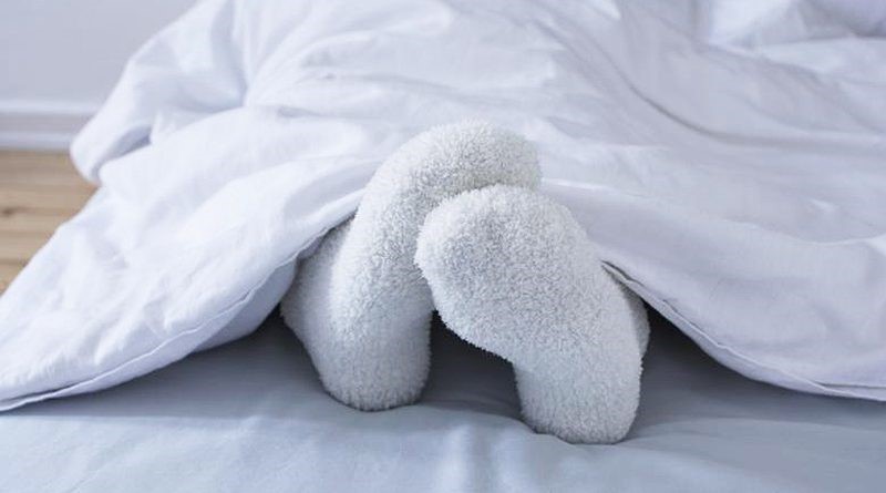 Yayda belə yatanda ayağınızda corab olsun –  Corabla yatmağın faydaları