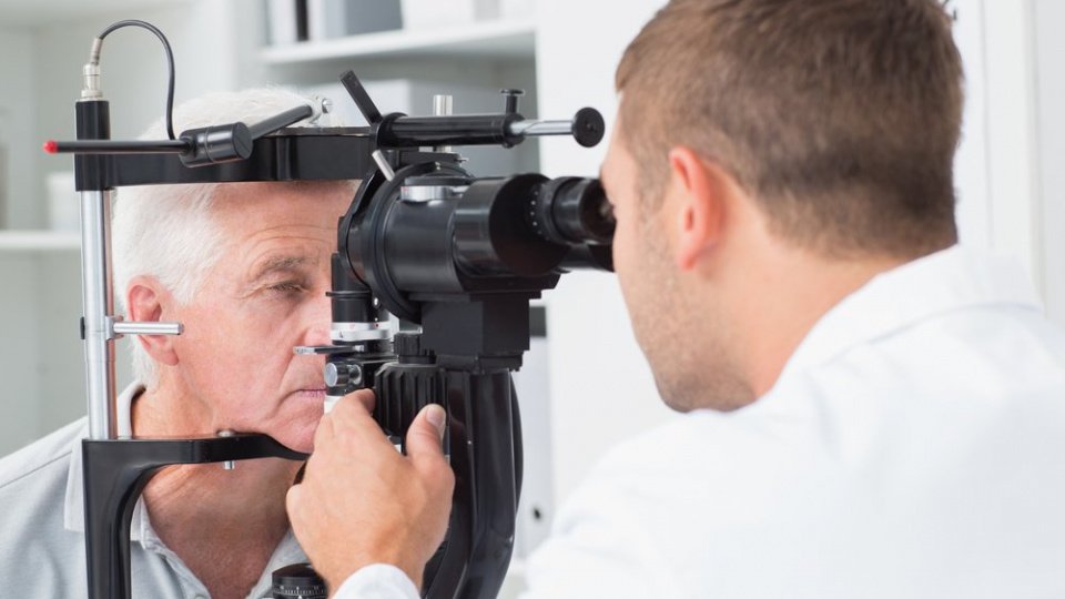Gözlərin qocalması: Makulodistrofiya –  Siqaret çəkənlərdə daha çox olur