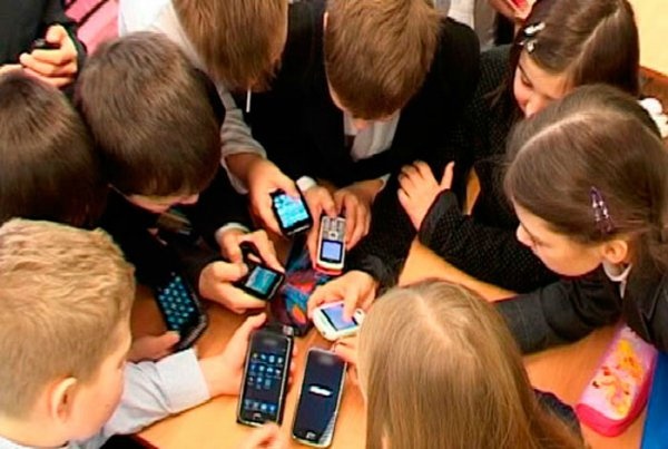 Rusiyada müəllim və şagirdlərə məktəbdə telefon qadağan ediləcək  