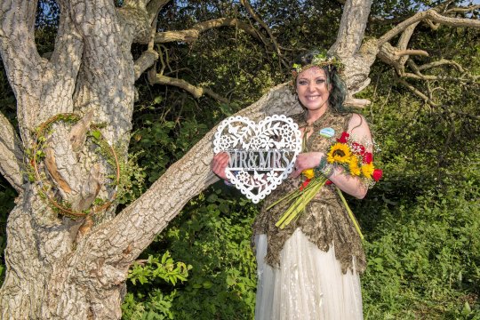 İngiltərədə qadın ağacla nikah bağladı -  FOTO