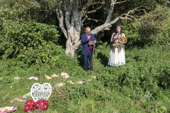 İngiltərədə qadın ağacla nikah bağladı -  FOTO