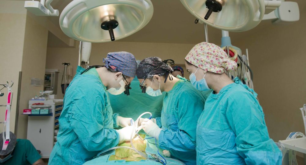 Həyat yoldaşı tanınmış hüquqşünasa böyrəyini verdi-  FOTO