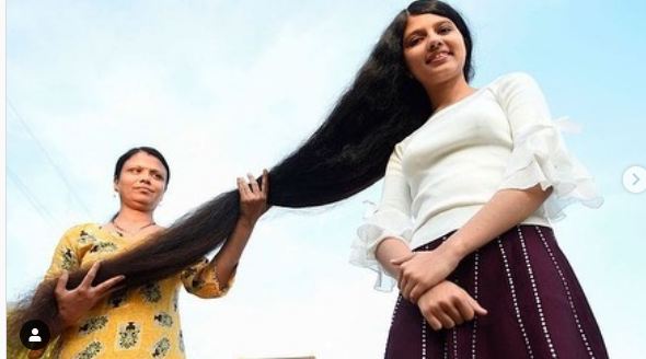 17 yaşlı qızın saçları 2 metrə çatdı –  FOTO