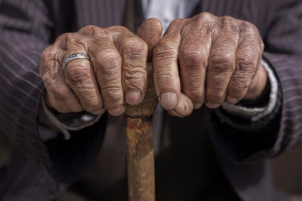 104 yaşlı kişi koronavirusa qalib gəldi 