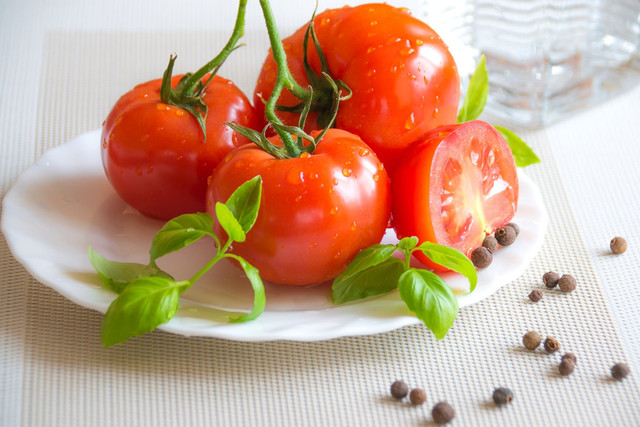 Yüksək təzyiqi olanlar pomidor yesin  – SƏBƏB
