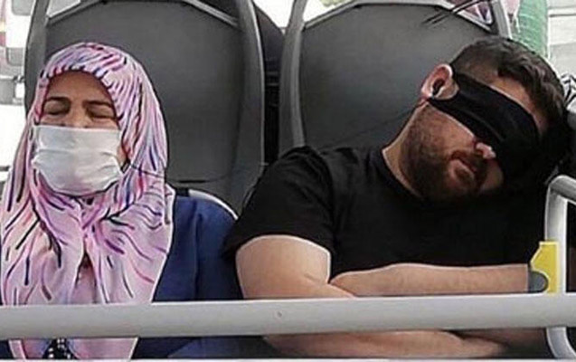 Avtobusda maskanı gözünə taxan vətəndaşın fotosunu paylaşdı:   - "Gözünüzü həqiqətə bağlamayın"