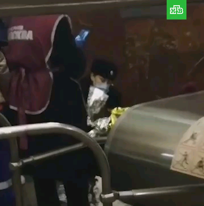 Metroda körpə doğuldu -  Polisin köməyilə