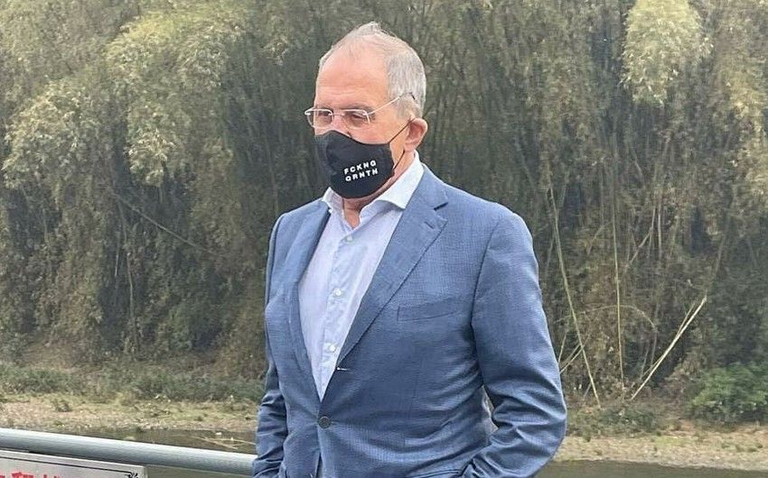 Lavrovun maskası müzakirələrə səbəb oldu  