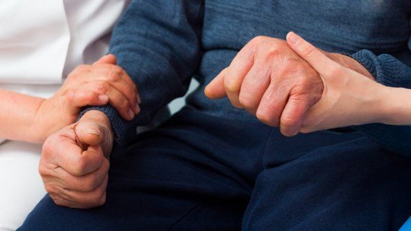 Parkinson xəstəliyinin ilk əlamətləri açıqlandı 