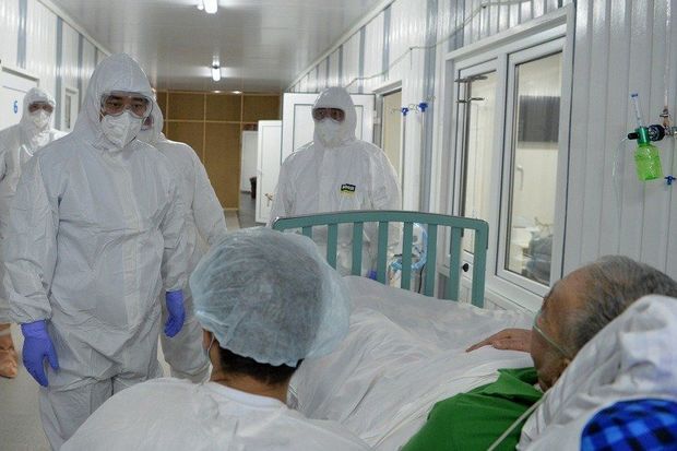 Qırğızıstan prezidenti ağır koronavirus xəstələrini ziyarət etdi 