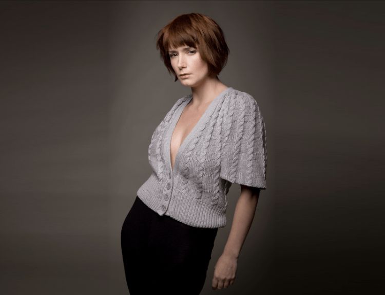 Model kovid peyvəndindən sonra öldü  