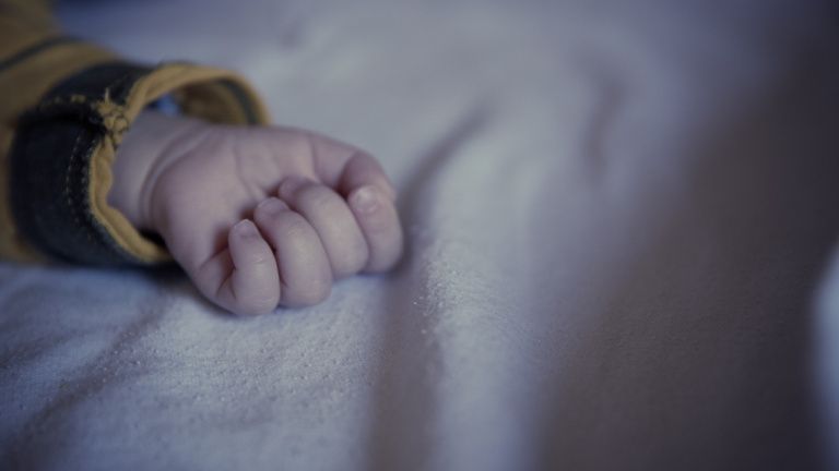 Salyanda körpə divandan yıxılaraq ölüb 