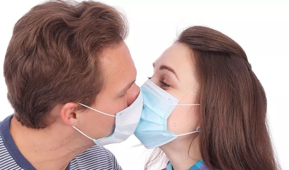Öpüşlə keçir, cinsi əlaqə ilə yox  - Koronavirus necə ötürülür?
