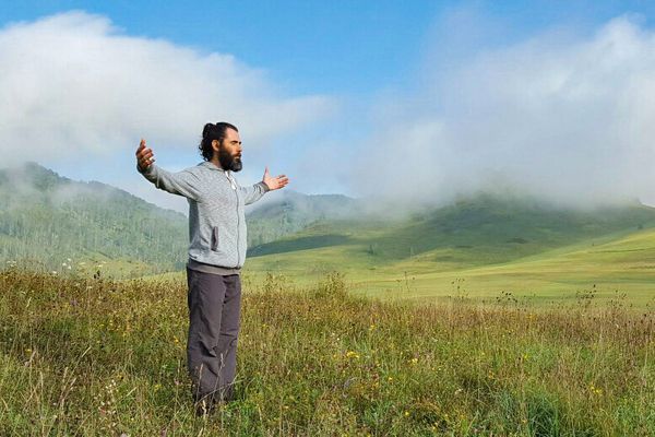 Yeməkdən imtina edib, ancaq çay içən kişi necə dəyişdi  – “Alnım böyüyüb, gözüm açılıb”