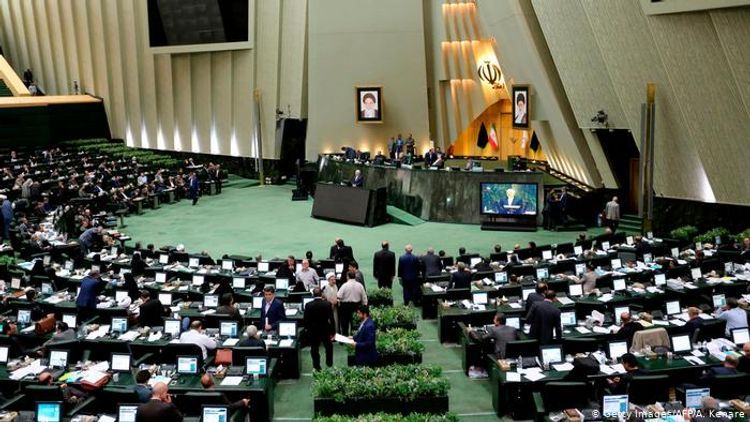İran parlamenti işini dayandırdı -  Omikrona görə