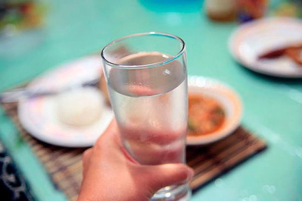 Yemək zamanı su içmək zərərlidirmi?  – AÇIQLAMA