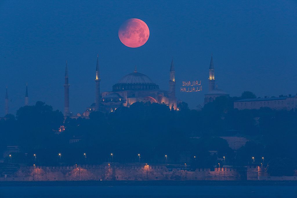 “Qanlı Ay” tutulması belə göründü  – FOTOLAR