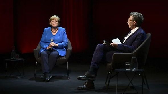 Merkel əllərində əsmənin səbəbini açıqladı   - "Az su içirəm"