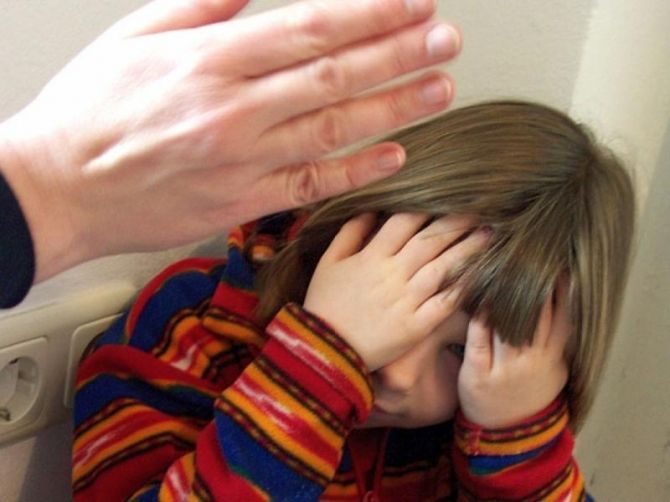 Psixoloqlar autizmli uşaqları döyür  - Jurnalistdən dəhşətli iddia