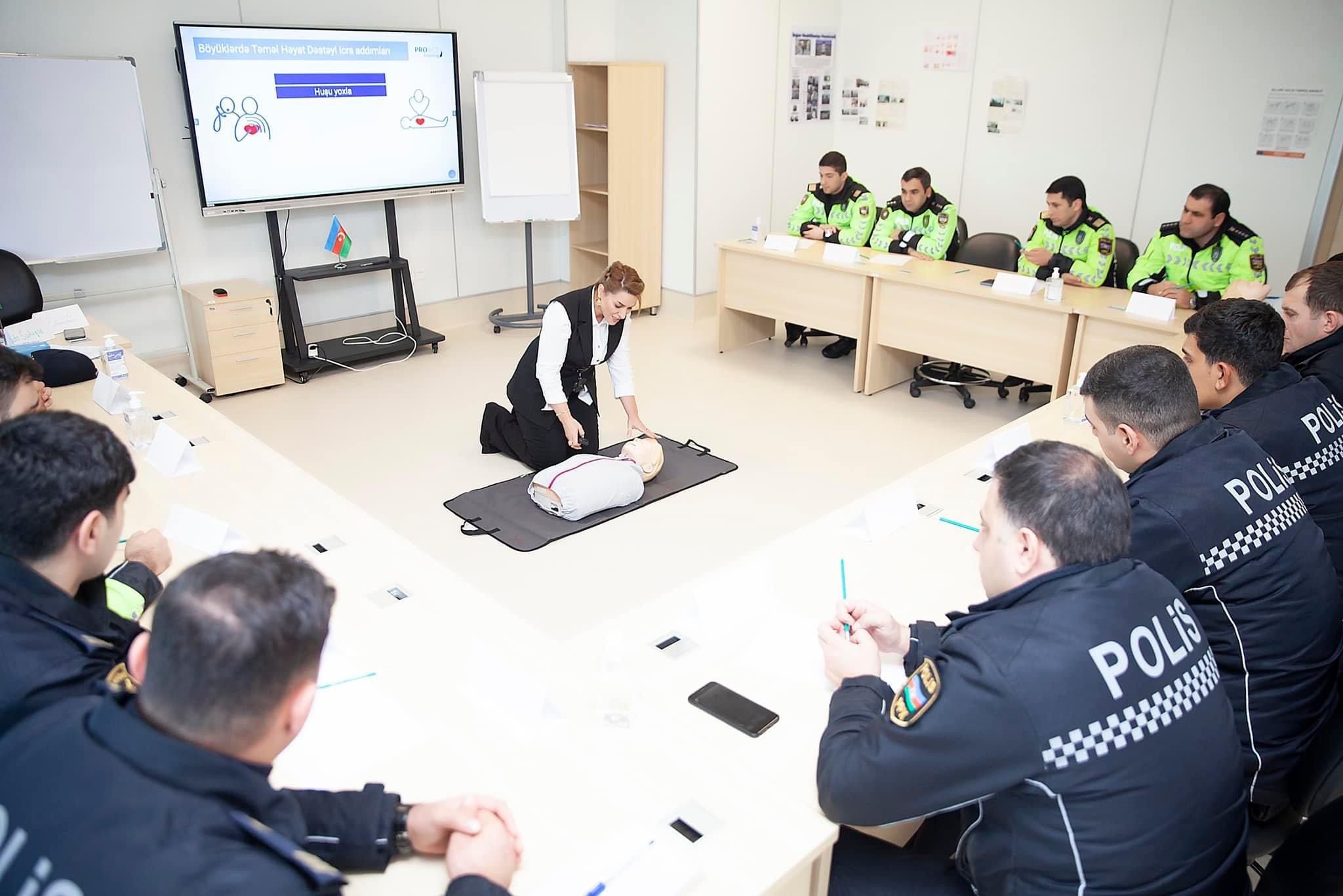 Polislərə ilkin tibbi yardımın göstərilməsi öyrədilir 