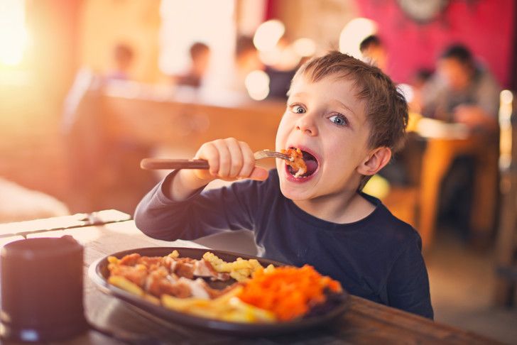 Uşaqlara yatmazdan əvvəl yemək vermək doğrudurmu? 