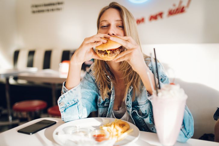 Niyə fast-food yeyəndən  sonra mədə ağrıyır?  