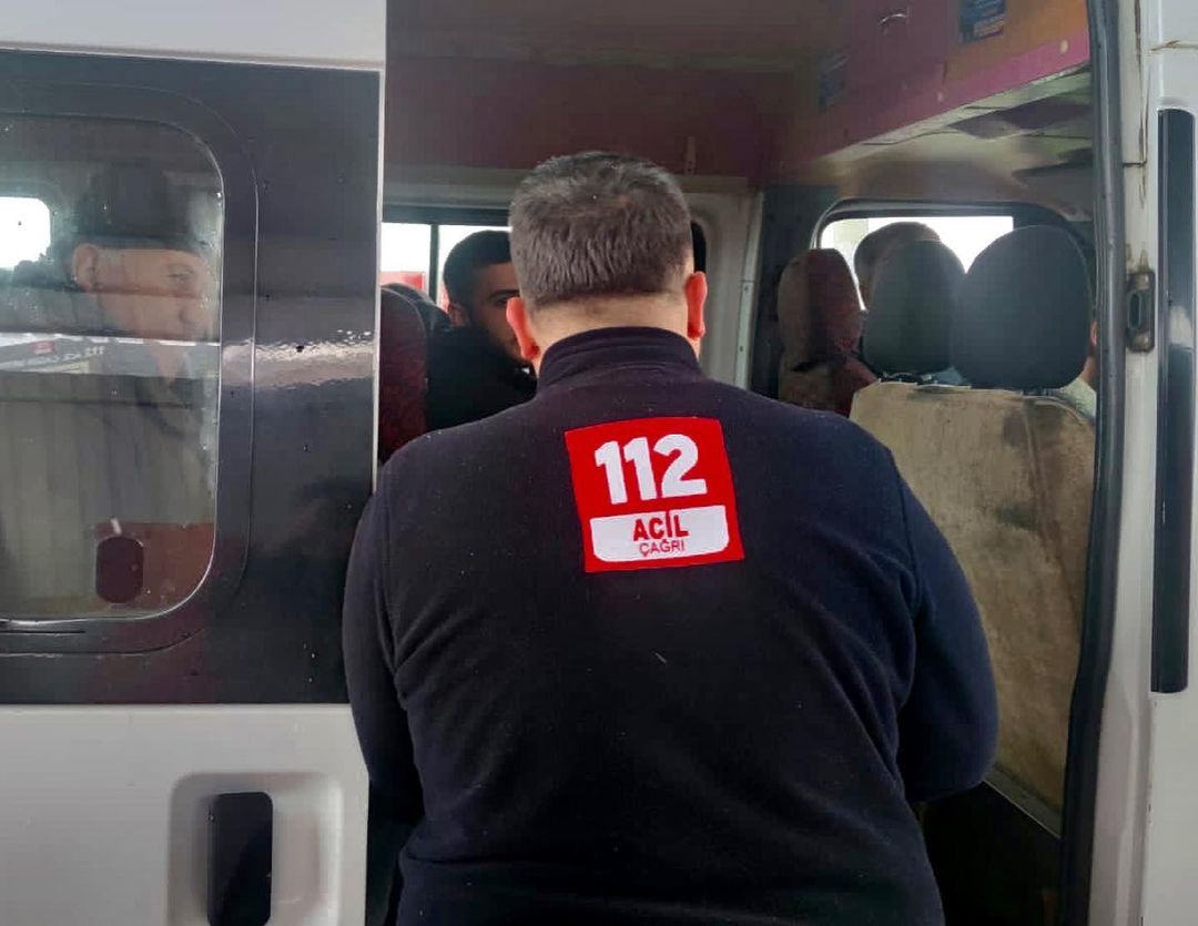 Türkiyədə yolda təcili yardıma hücum etdilər 