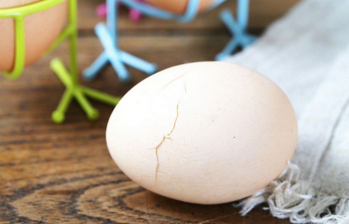 Qabığı çatlamış yumurtanı bişirmək olarmı? 
